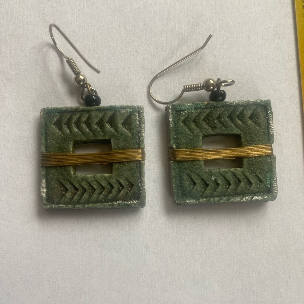 Earrings with wire center
